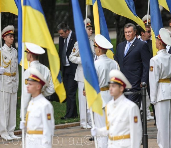 З якими обличчями керівники країни святкували День Незалежності. ФОТО