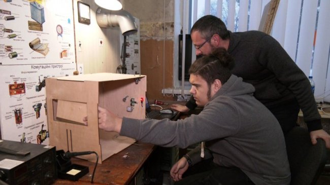 Владислав Рубльов з науковим керівником Йосипом Селепиною тестує власну комплексну систему безпеки будинку.