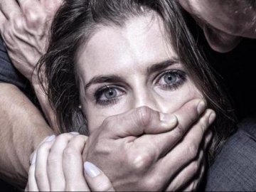 Заливав бензин у горло жертві: на Рівненщині затримали ґвалтівника