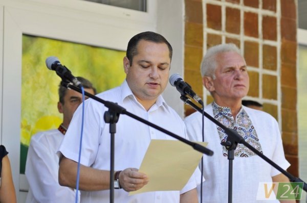 Луцький депутат подарував рідній школі ноутбук і сертифікати на харчування дітей. ФОТО