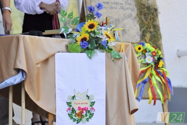 Луцький депутат подарував рідній школі ноутбук і сертифікати на харчування дітей. ФОТО