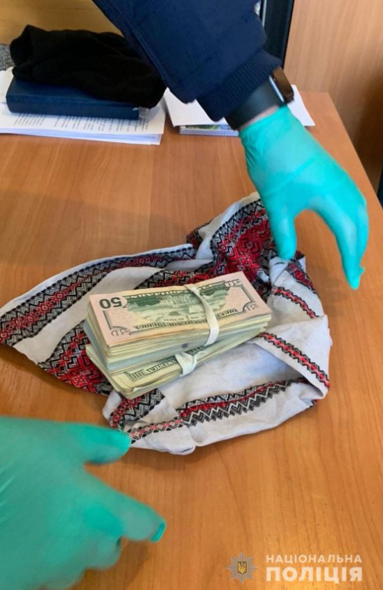 На Чернігівщині шахрайки «зняли порчу» з  жінки за майже мільйон гривень 