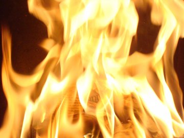 У дворі будинку на Волині спалахнув автомобіль