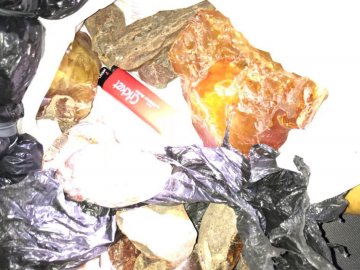 На «Ягодині» митники затримали чоловіка, який перевозив бурштин 