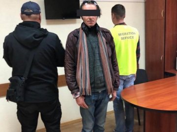 Іспанця, який три місяці жив у торговому центрі Львова, переселили на Волинь