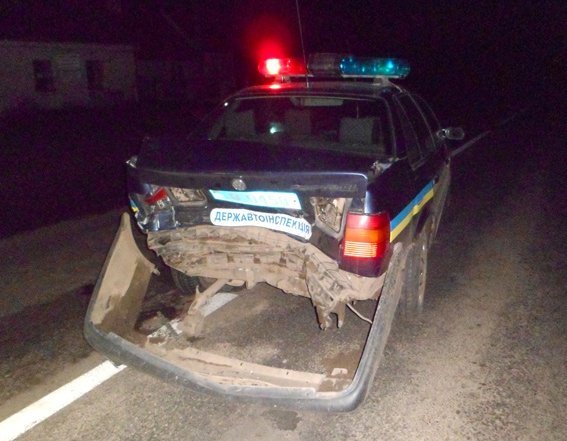Доки ДАІшники оформляли аварію, їхнє авто протаранила інша машина. ФОТО