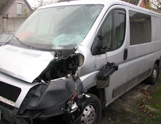 Доки ДАІшники оформляли аварію, їхнє авто протаранила інша машина. ФОТО