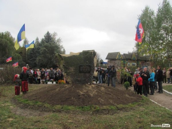 Під Луцьком відкрили єдиний на Волині пам’ятник козакові Мамаю 
