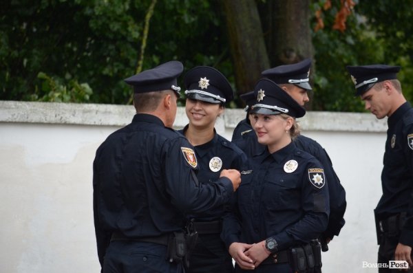 У Луцьку поліцейські отримали нові погони і звання. ФОТО