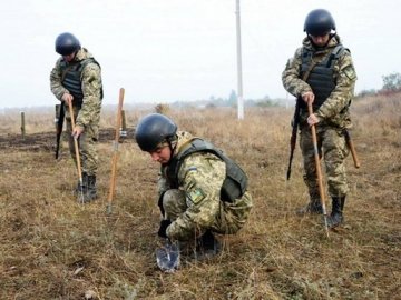 Канадські інструктори почали вчити українських саперів