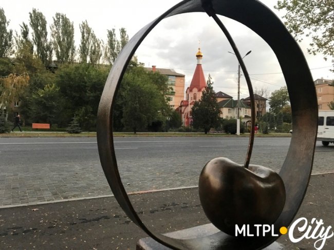 Скільки коштує полуниця на луцькому ринку та чи чекати на кавуни і мелітопольську черешню 