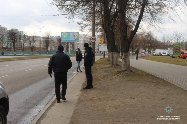У Луцьку копи вчили «пішоандонів» переходити дорогу. ФОТО