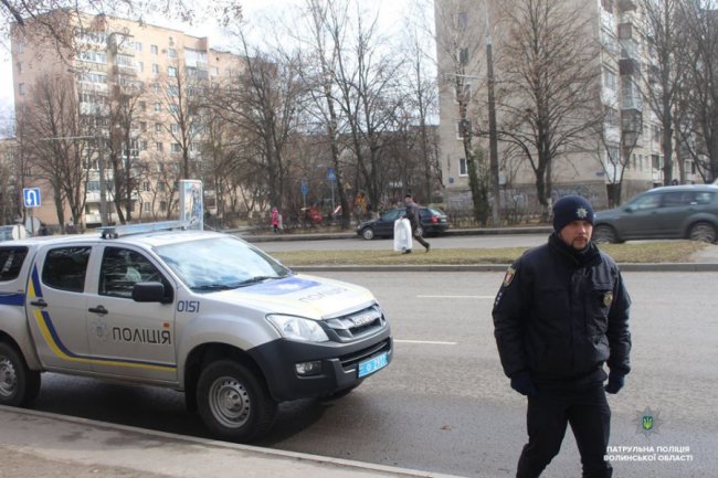 У Луцьку копи вчили «пішоандонів» переходити дорогу. ФОТО