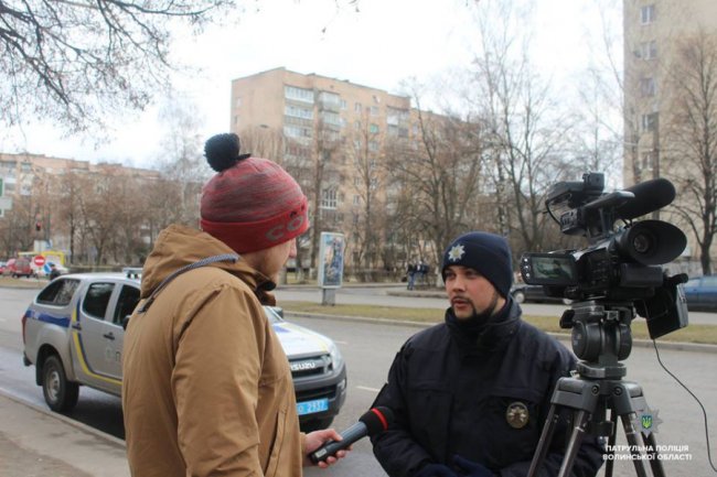 У Луцьку копи вчили «пішоандонів» переходити дорогу. ФОТО