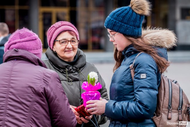 За день до свята: Луцьк накрила тюльпанова лихоманка. ФОТО
