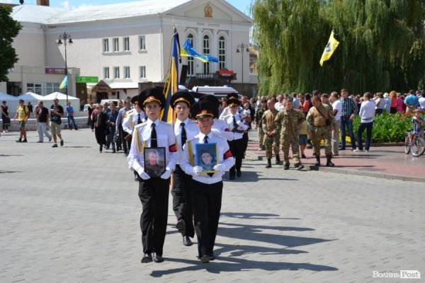 Луцьк попрощався із бійцем батальйону «Айдар», що загинув на Сході. ФОТО