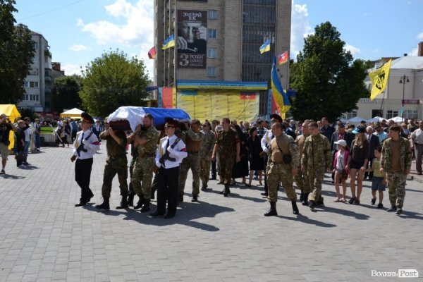 Луцьк попрощався із бійцем батальйону «Айдар», що загинув на Сході. ФОТО