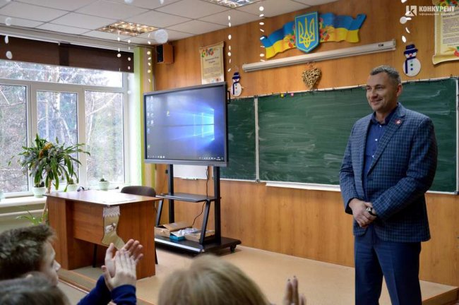 Двом луцьким гімназіям подарували інтерактивні панелі. ФОТО