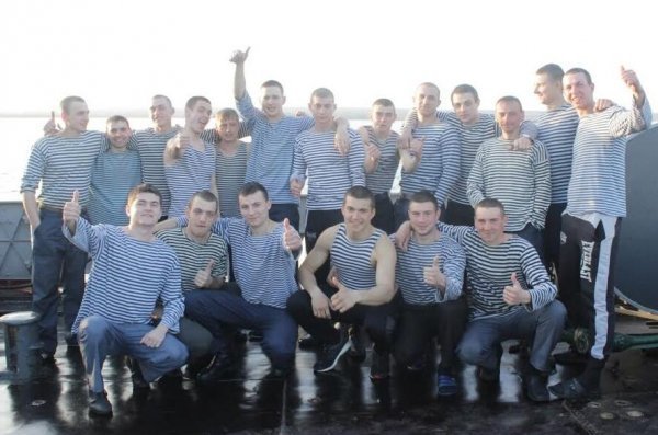 На фото - команда морського тральщика «Черкаси»