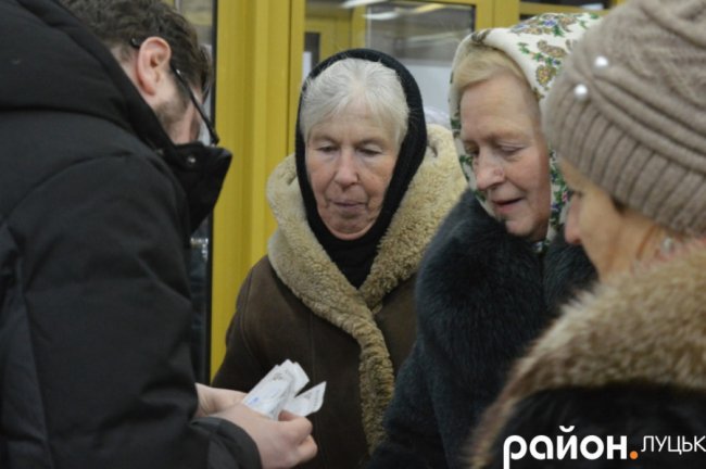 Луцьким пенсіонерам безкоштовно показали виставу «Циганка Аза». ФОТО