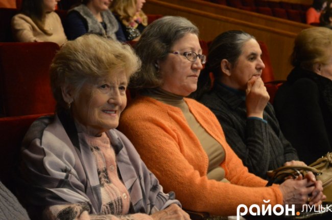 Луцьким пенсіонерам безкоштовно показали виставу «Циганка Аза». ФОТО