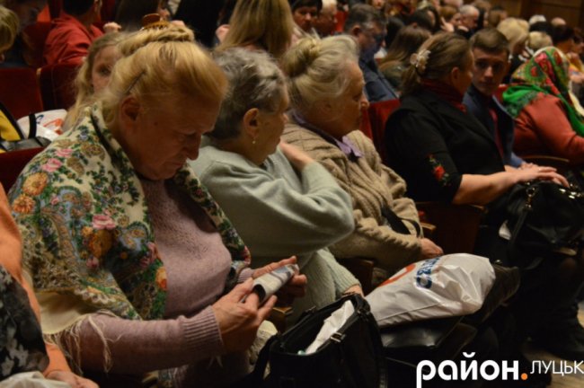 Луцьким пенсіонерам безкоштовно показали виставу «Циганка Аза». ФОТО