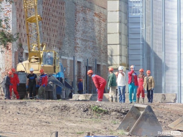 Будівельники не припиняють роботу