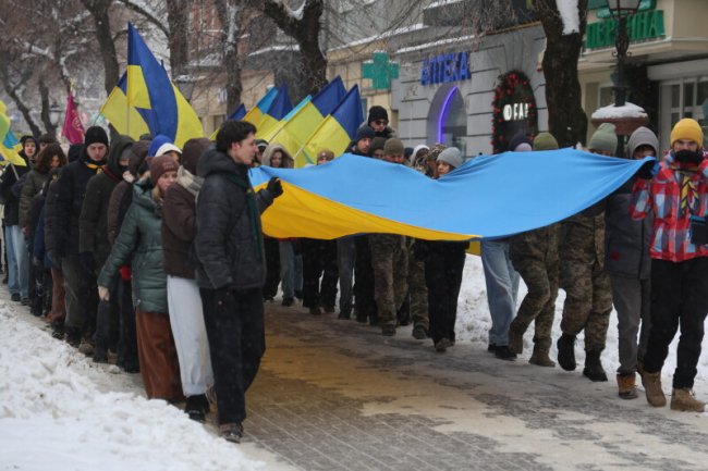 Лучани розгорнули 200-метровий прапор у День Соборності України. ФОТО