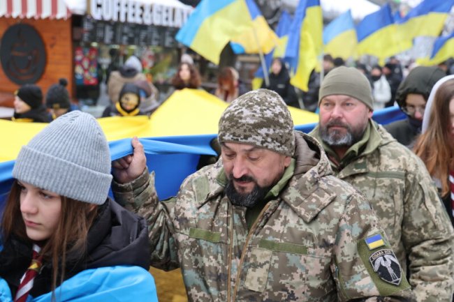 Лучани розгорнули 200-метровий прапор у День Соборності України. ФОТО