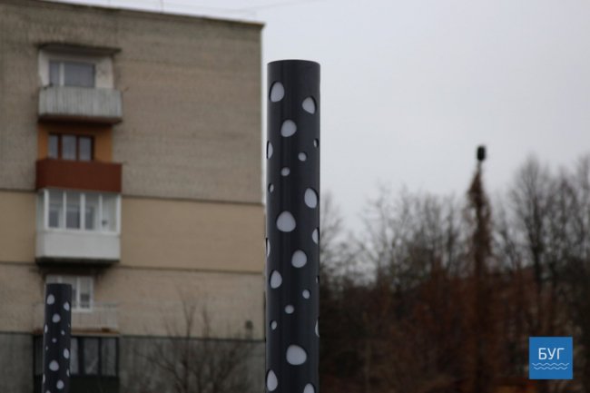 У місті на Волині в новій рекреаційній зоні встановили креативні ліхтарі. ФОТО