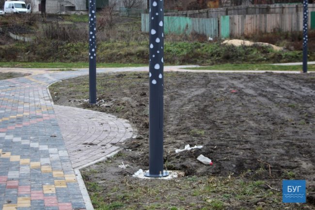 У місті на Волині в новій рекреаційній зоні встановили креативні ліхтарі. ФОТО