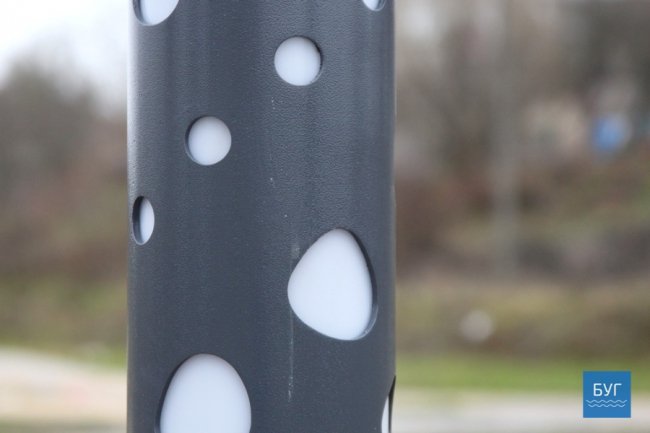 У місті на Волині в новій рекреаційній зоні встановили креативні ліхтарі. ФОТО