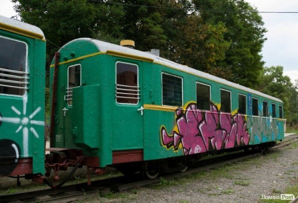 У Луцьку «вандали» розмалювали дитячий поїзд. ФОТО
