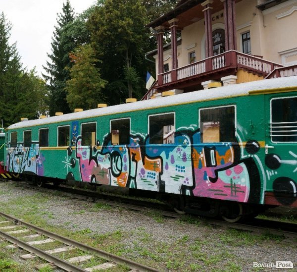 У Луцьку «вандали» розмалювали дитячий поїзд. ФОТО