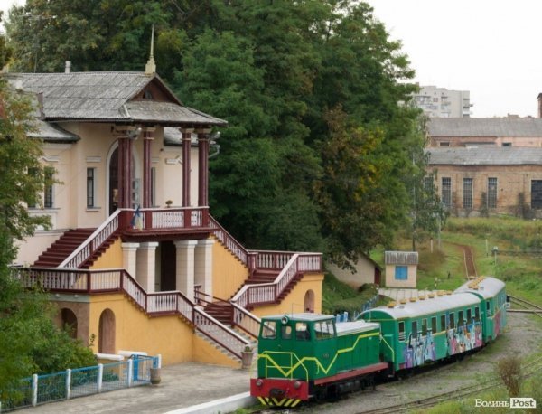 У Луцьку «вандали» розмалювали дитячий поїзд. ФОТО
