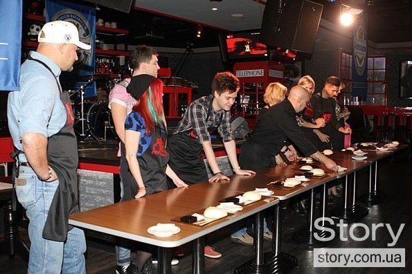 Волинянин-учасник «Х-фактору» та «Нової Хвилі» в Києві пече кренделі. ФОТО