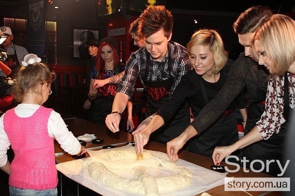 Волинянин-учасник «Х-фактору» та «Нової Хвилі» в Києві пече кренделі. ФОТО