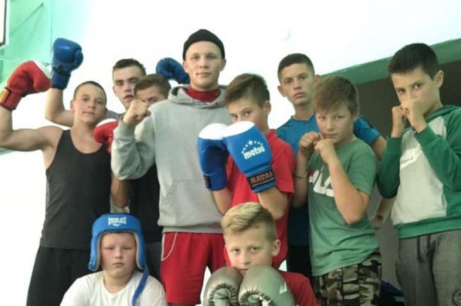 На Волині діти займаються боксом у занедбаному приміщенні колишнього заводу