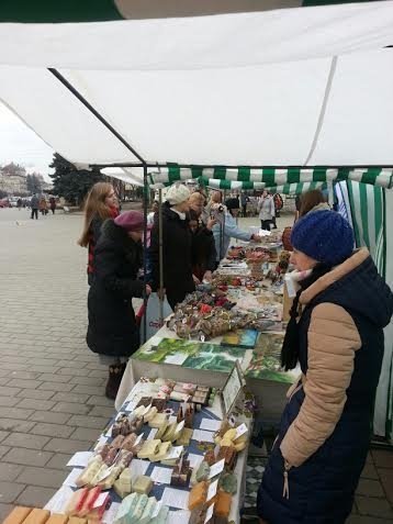У Луцьку  ярмаркували по-весняному та збирали допомогу 14 бригаді. ФОТО