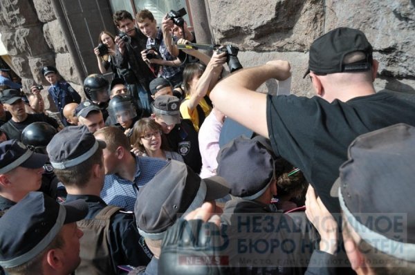 У Києві пакують в автозаки противників комуністів. ФОТО. ВІДЕО