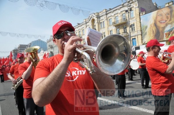 У Києві пакують в автозаки противників комуністів. ФОТО. ВІДЕО