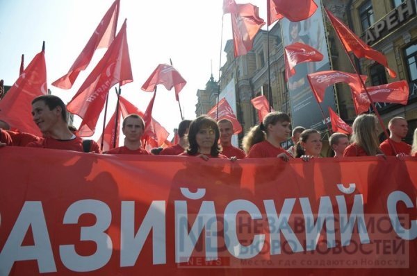 У Києві пакують в автозаки противників комуністів. ФОТО. ВІДЕО