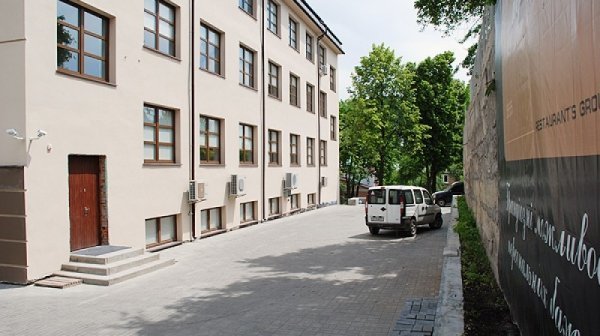 Сучасний бізнес-центр у Луцьку*