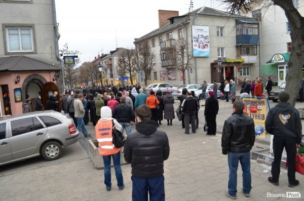 Під час хресної ходи у Луцьку окропили навіть мормонів