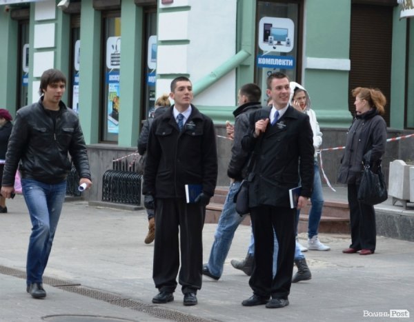 Під час хресної ходи у Луцьку окропили навіть мормонів