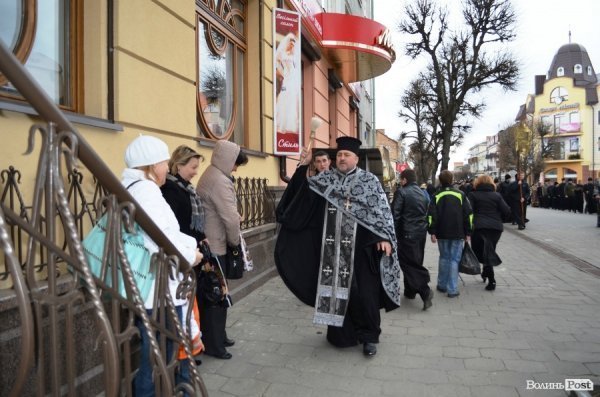 Під час хресної ходи у Луцьку окропили навіть мормонів