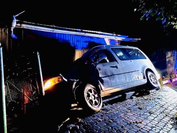 На Волині – смертельна аварія: автомобіль влетів  в огорожу