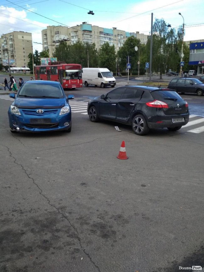 Біля луцького РАЦСу зіткнулися дві автівки