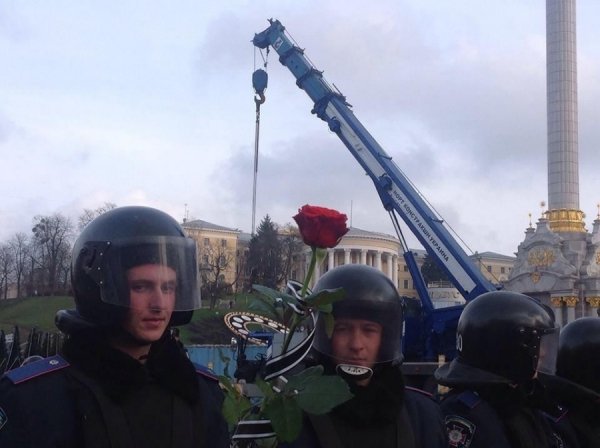 Йолка, Майдан, спецназ і квіти. ФОТО