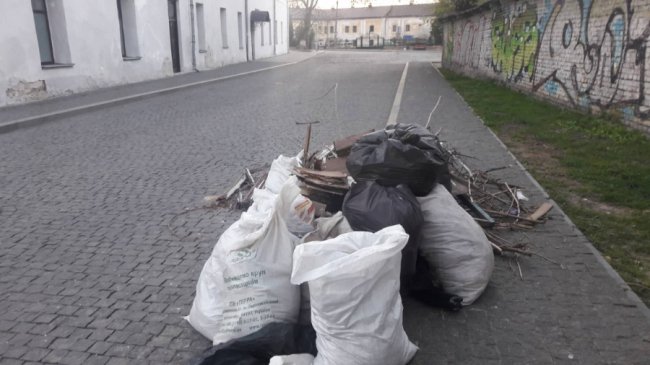У «Старому місті» люди наскладали цілу гору сміття. ФОТО